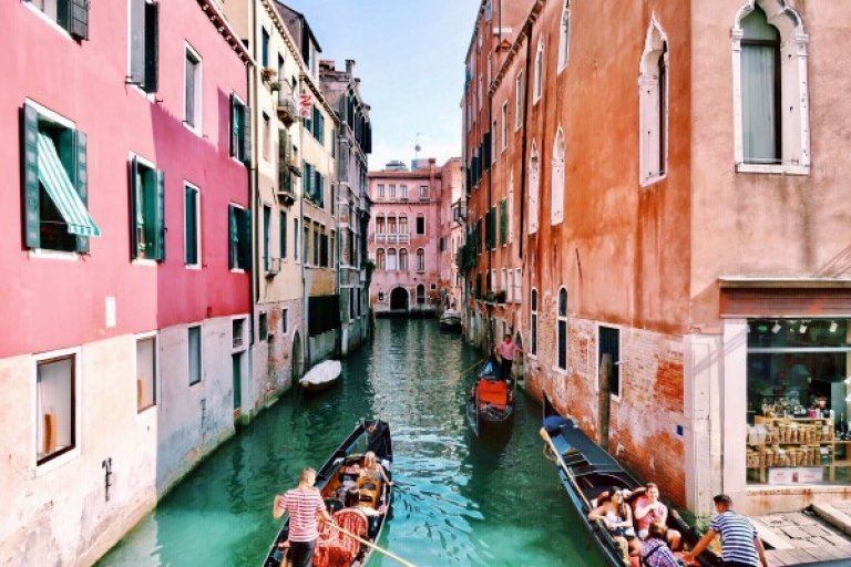tourists-season-in-italy_t20_kypevv60.jpg