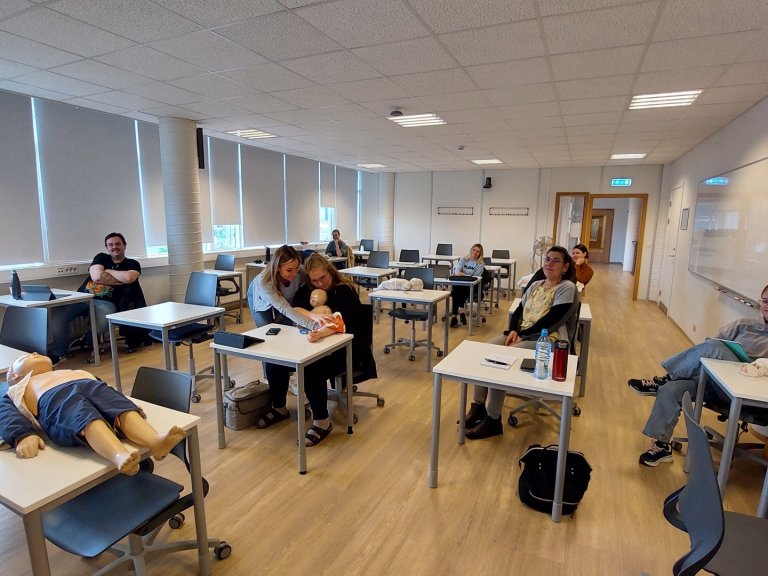Nemendur stöðva blæðingu hjá barni sem hefur slasast. En áhersla er lögð á að kenna slysavarnir og skyndihjálp á námskeiðinu.