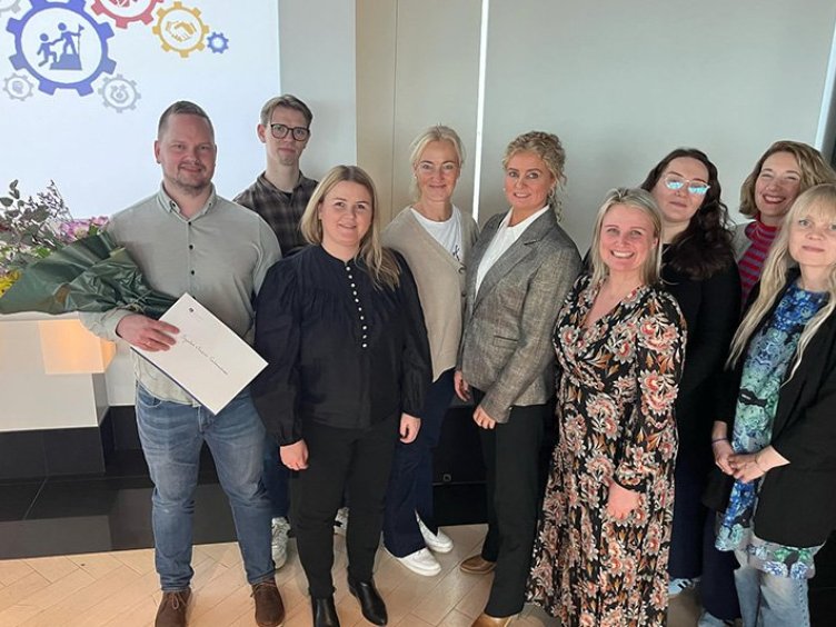 Sigurður ásamt nokkrum starfsmönnum Mímis