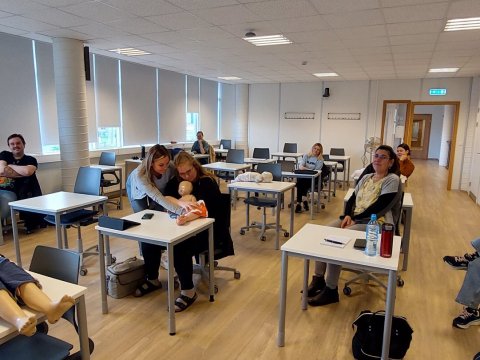 Nemendur stöðva blæðingu hjá barni sem hefur slasast. En áhersla er lögð á að kenna slysavarnir og skyndihjálp á námskeiðinu.