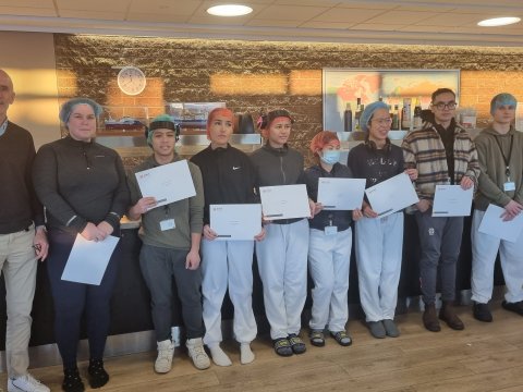 Pálmi Hafþór Ingólfsson verkefnastjóri fræðslu og heilbrigðis hjá Brim, Kristínu Björnsdóttur vinnslustjóri hjá Brim og Sigríður Droplaug Jónsdóttir sviðsstjóri Fræðslu og þróunar ásamt útskriftarnemendum.