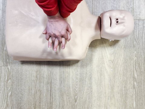 Starfsfólk og kennarar Mímis hressa upp á þekkingu í skyndihjálp